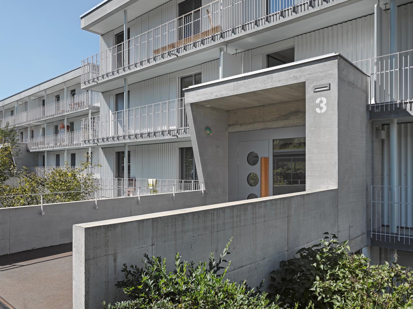 Aussen_Eingang-1__ScaleMaxWidthWzEzMzZd