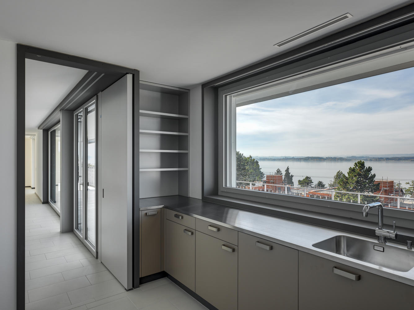 Innen_Kuche_Aussicht__ScaleMaxWidthWzEzMzZd