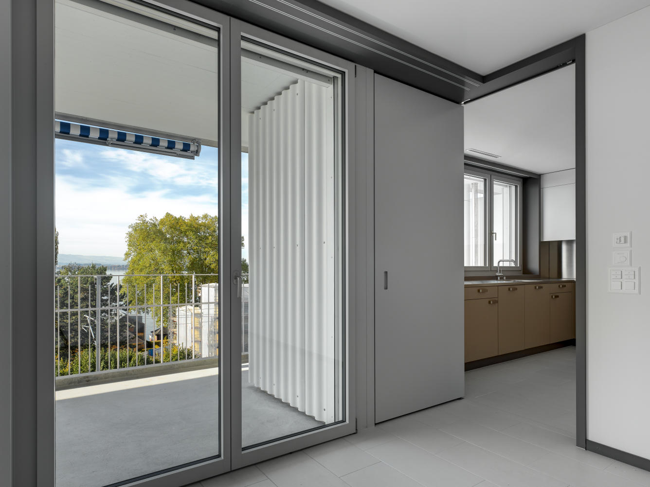 Innen_Kuche_Balkon__ScaleMaxWidthWzEzMzZd