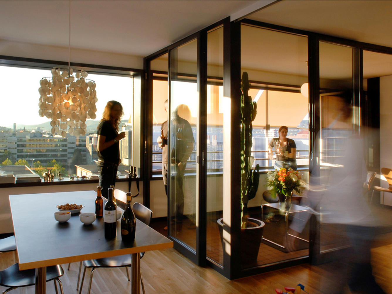 James_Wohnung_Menschen_2000_1500__ScaleMaxWidthWzEzMzZd