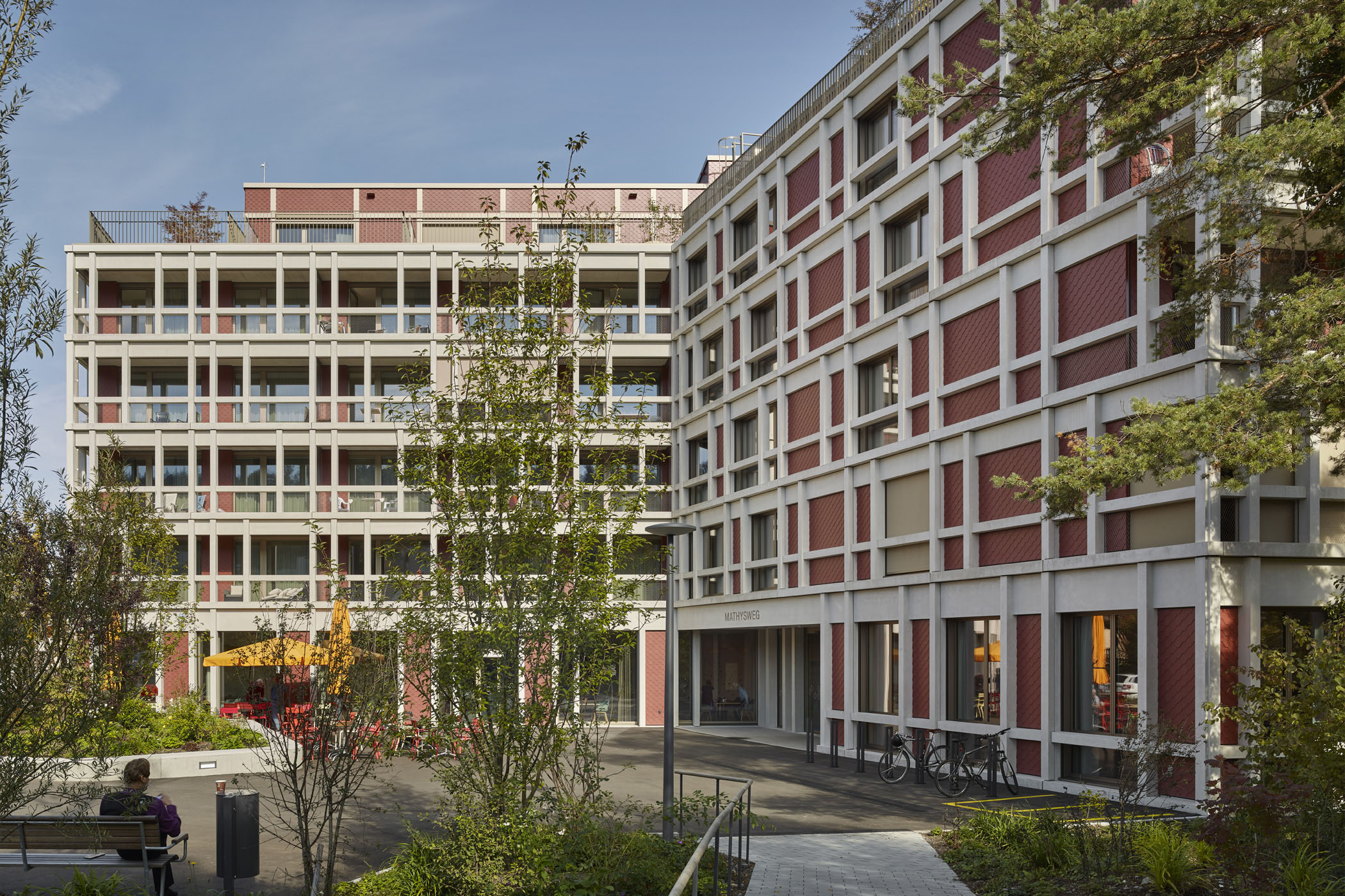 OHZ-2024_Gesundheitszentrum-fuer-das-Alter-Mathysweg_aussen_2100x1400_©-Damian-Poffet