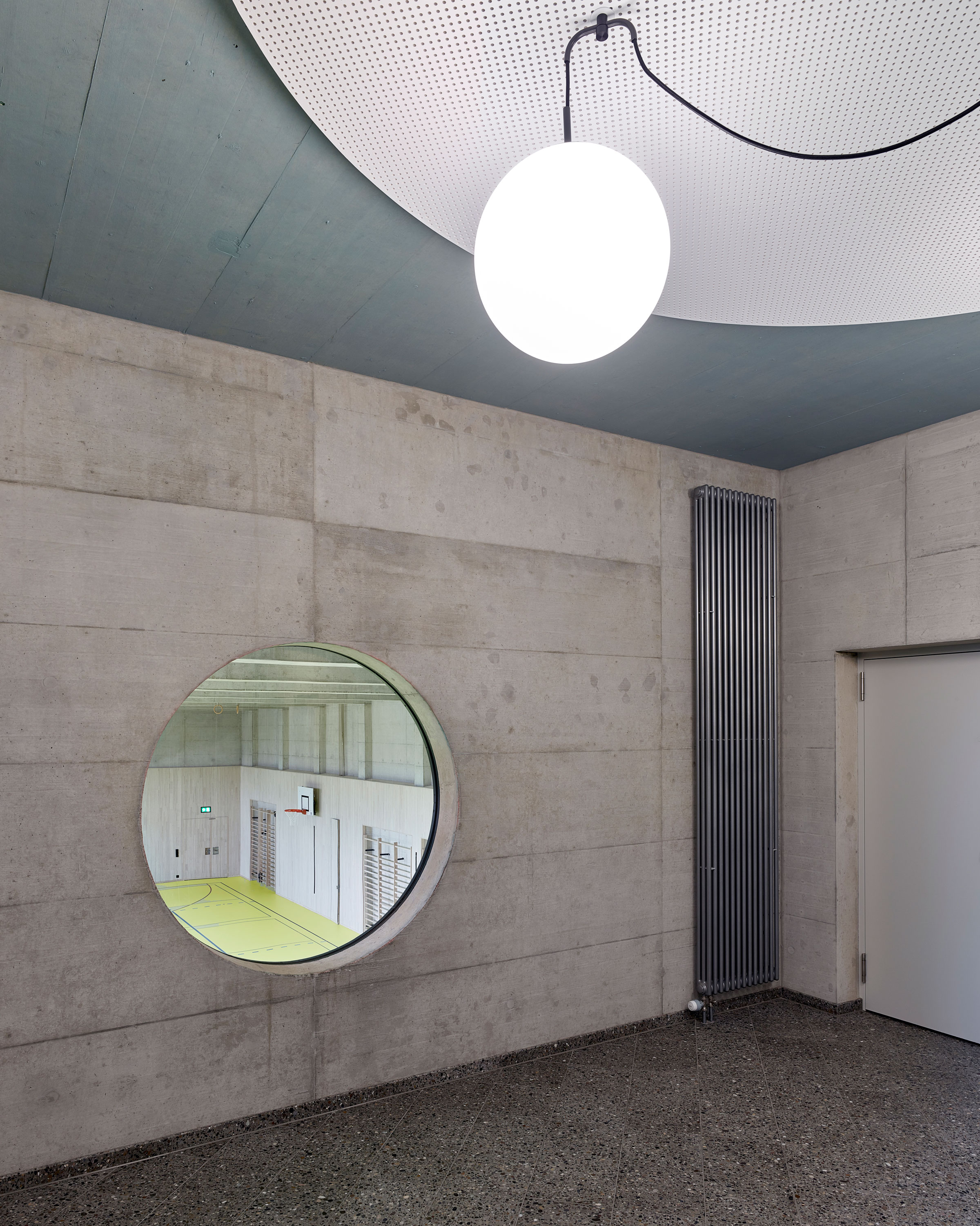 neon-schule-feld-11-bw