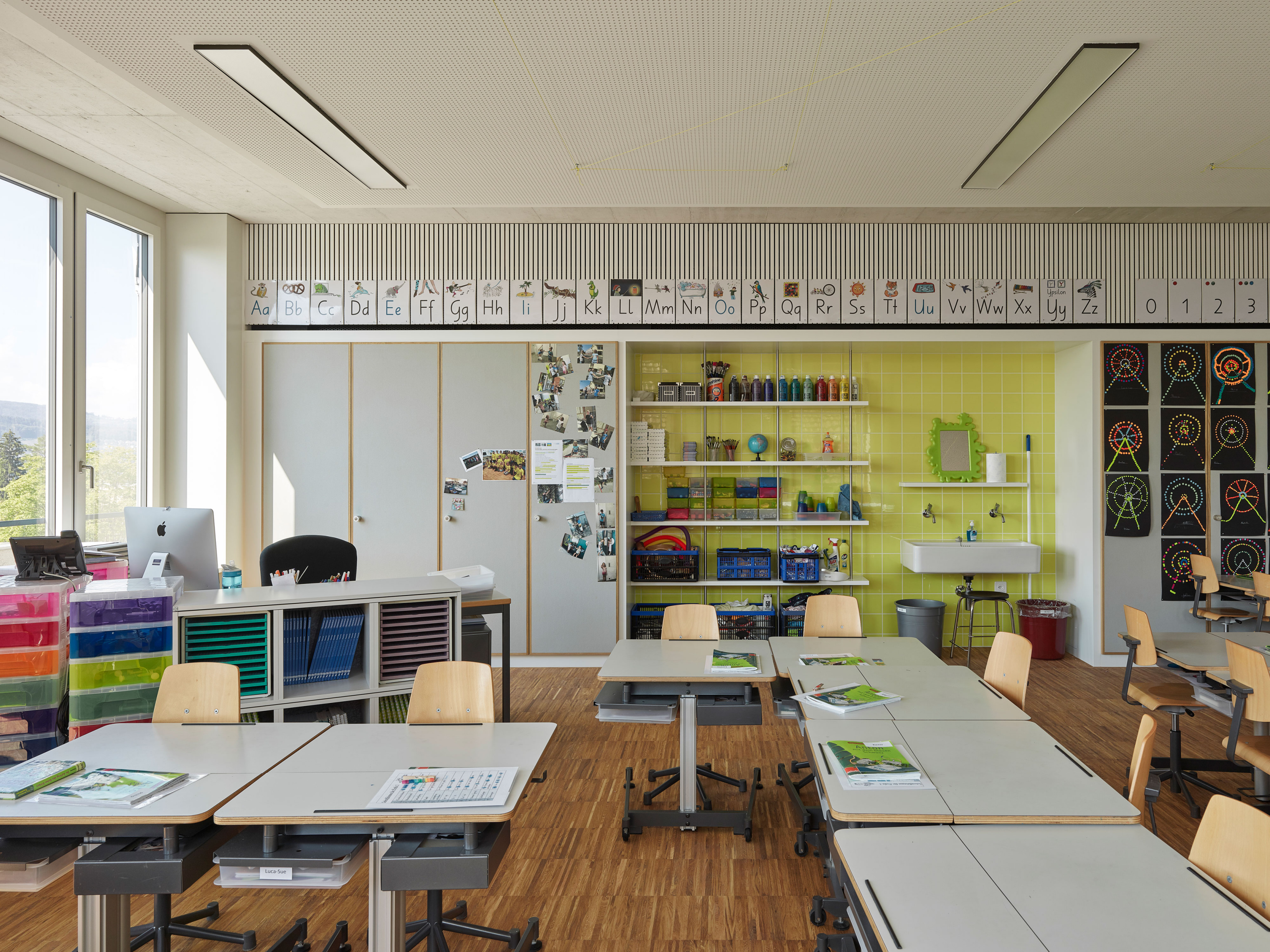 neon-schule-feld-153-3200x