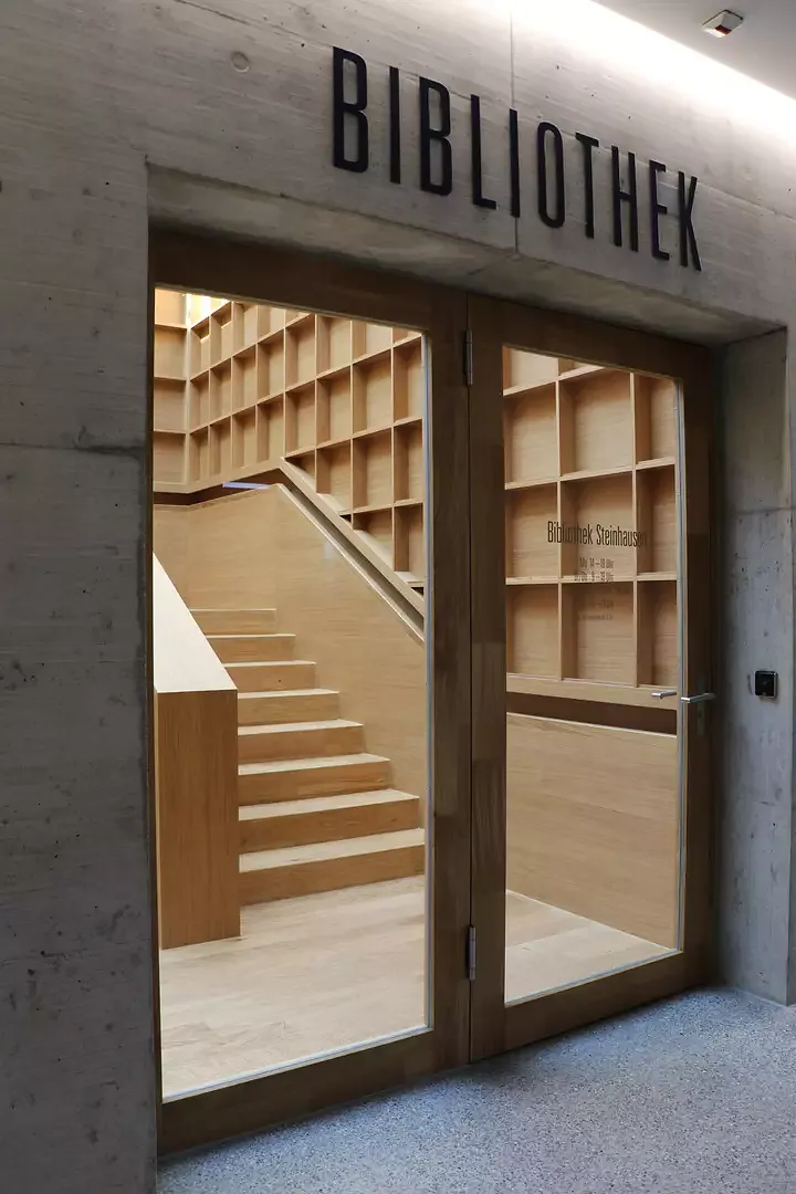 saalbaueingang-bibliothek