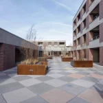 wohnbaudachterrasse-mit-sitz-pflanz-moebeln