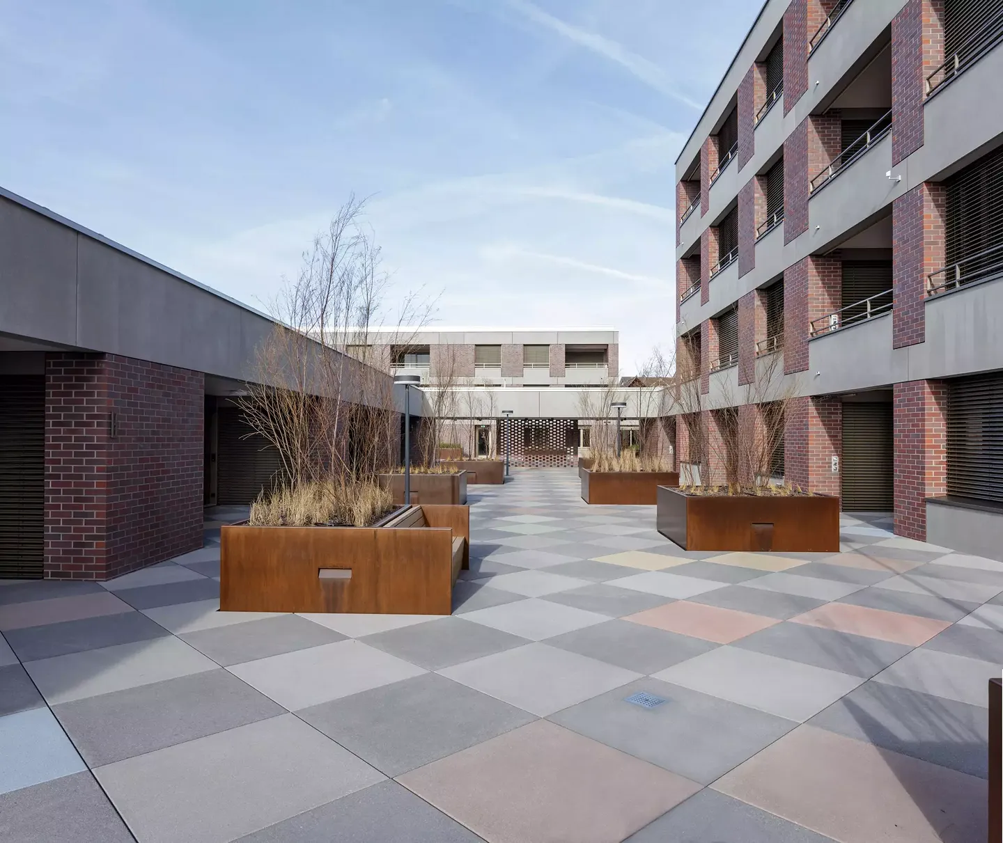 wohnbaudachterrasse-mit-sitz-pflanz-moebeln