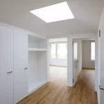 wohnbauwohnungsflur-mit-dachfenster