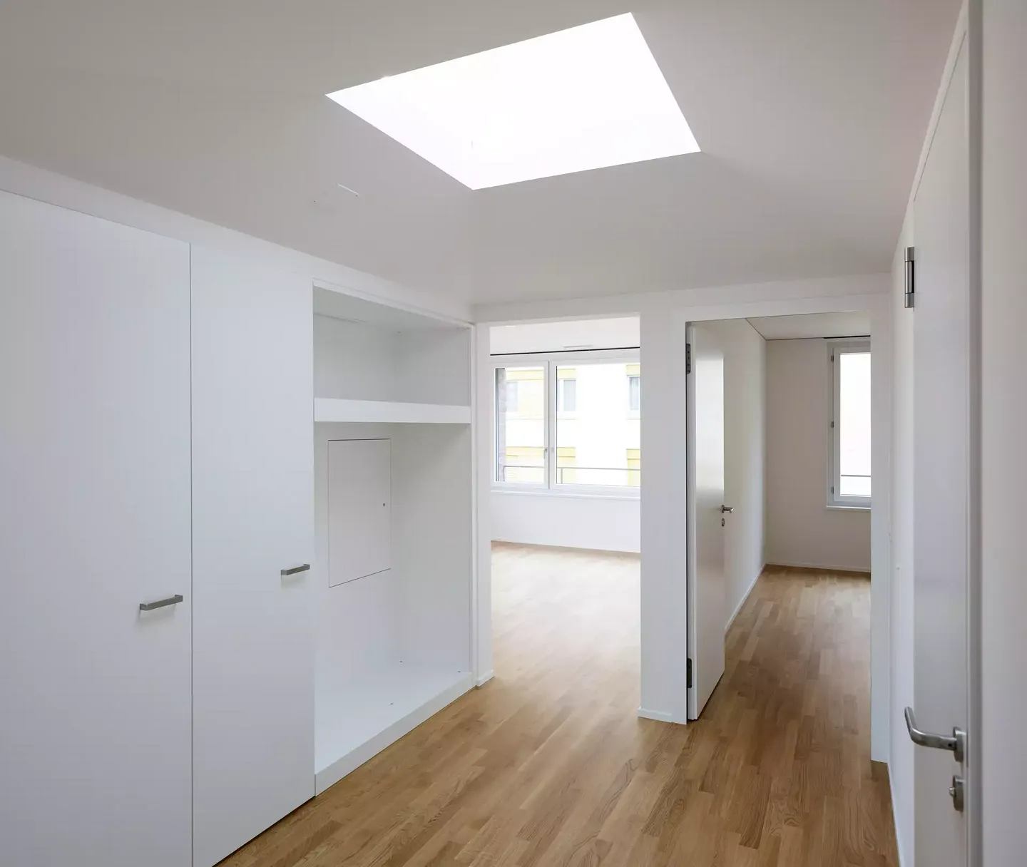 wohnbauwohnungsflur-mit-dachfenster